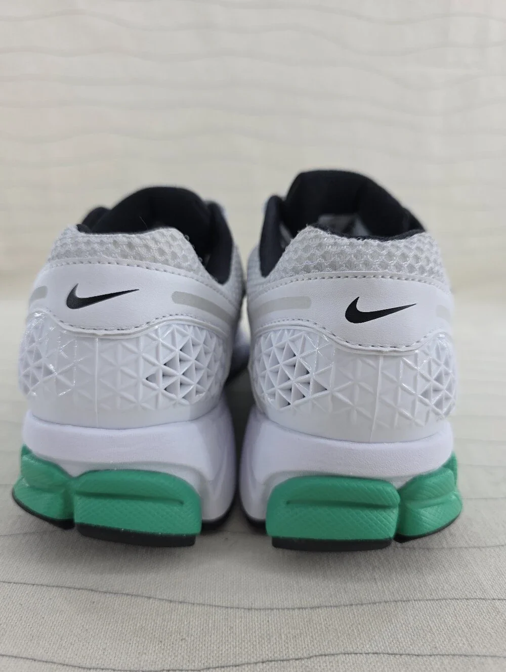 Nike Womens Zoom Vomero 5 White Green Sneakers Shoes Fj2028-102 Size 6 NEW